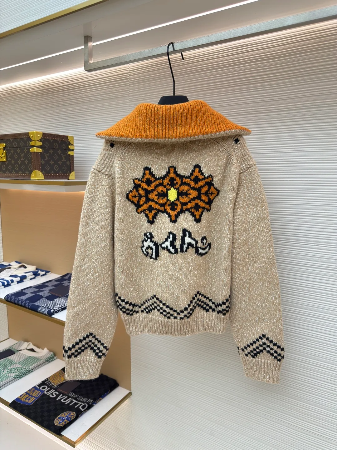LOUIS VUITTON Nigo lobster patchwork wool knitted zipper jacket ●Authentic product: Purchased and developed by 25404 ●Item number: 1680400-D25 ●Fabric: wool fabric ●Technology: knitted production ●Version: fitted version ●Weight: about 1770 grams ●Size: XS-S-M-L ●Description: Made of high-quality cotton-wool blended fabric, soft, comfortable and elastic. The fabric has been specially treated to give it a fine knitted texture and is smooth to the touch. The koi fish pattern with the LV logo is carefully designed on the front. It is realized through exquisite intarsia technology and the pattern is three-dimensional and vivid. The back is embroidered with cherry blossoms and Japanese characters, using high-density embroidery thread with fine and even stitches. The zippers feature custom metal hardware, and each zipper pull is embellished with delicate beading. The entire jacket is meticulously sewn and all seams are double-stitched to ensure durability. The cinched waist is achieved with an internal drawstring that can be freely adjusted for tightness. The collar and cuffs are ribbed knitted with moderate elasticity and not easily deformed. All patterns and decorations undergo strict quality control to ensure that the colors are firm and will not fade. The overall wiring is straight and delicate, the fabric is comfortable and soft, and the color is consistent without color difference. It can be matched with the same style to create a fashionable look and control various occasions. Customized accessories, complete with three standards, same style for men and women!